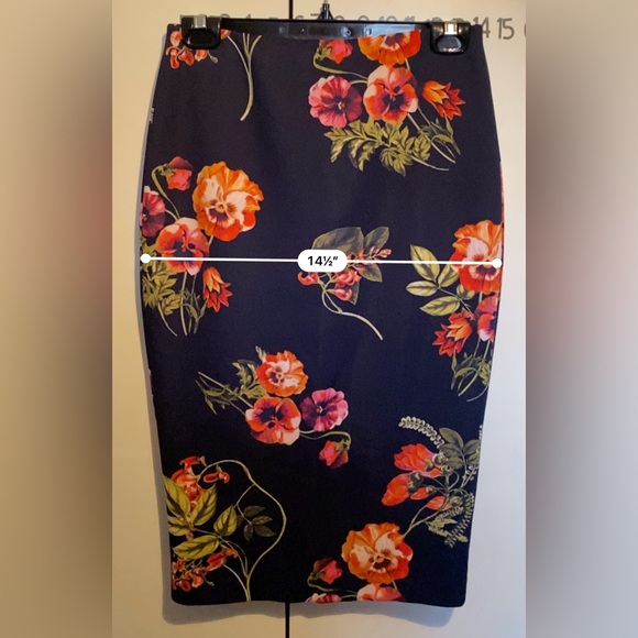 Beautiful floral Pencil Skirt size small - Picture 3 of 5